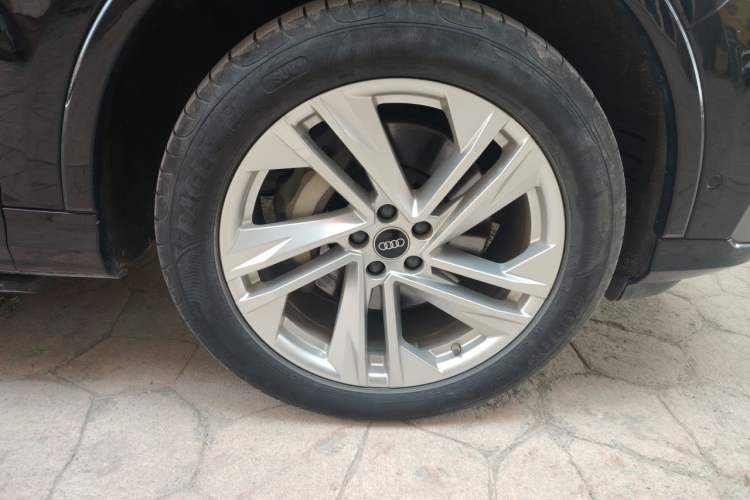 Used Audi Q7 2021 55 TFSI quattro S line Sport model Right Front Wheel Hub