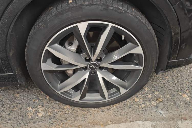 Used Audi Q7 2021 55 TFSI quattro S line Sport model Right Front Wheel Hub