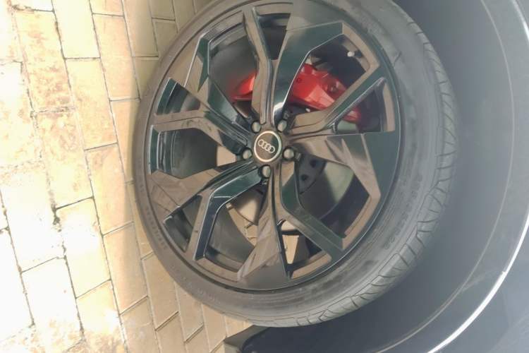 Used Audi Q7 2021 45 TFSI quattro S line Sport model Right Front Wheel Hub