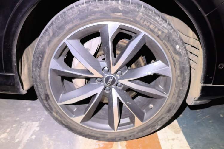 Used Audi Q7 2021 55 TFSI quattro S line Sport model Right Front Wheel Hub