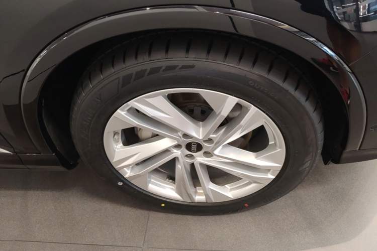 Used Audi Q7 2021 55 TFSI quattro S line Sport model Right Front Wheel Hub