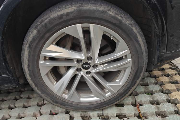 Used Audi Q7 2021 45 TFSI quattro S line Sport model Right Front Wheel Hub