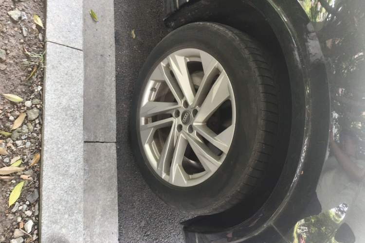 Used Audi Q7 2021 45 TFSI quattro S line Sport model Right Front Wheel Hub