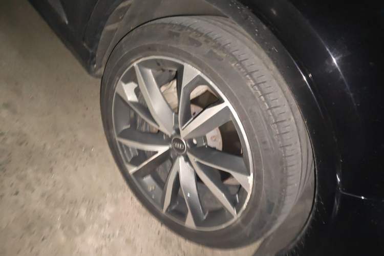 Used Audi Q7 2021 55 TFSI quattro S line Sport model Right Front Wheel Hub