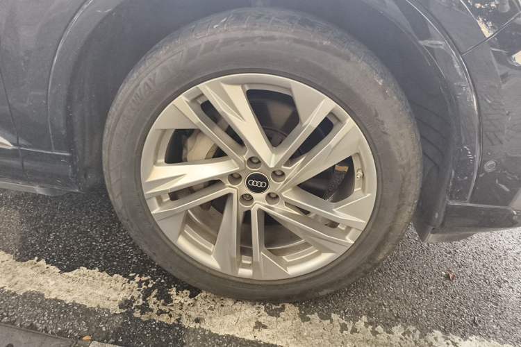 Used Audi Q7 2021 45 TFSI quattro S line Sport model Right Front Wheel Hub