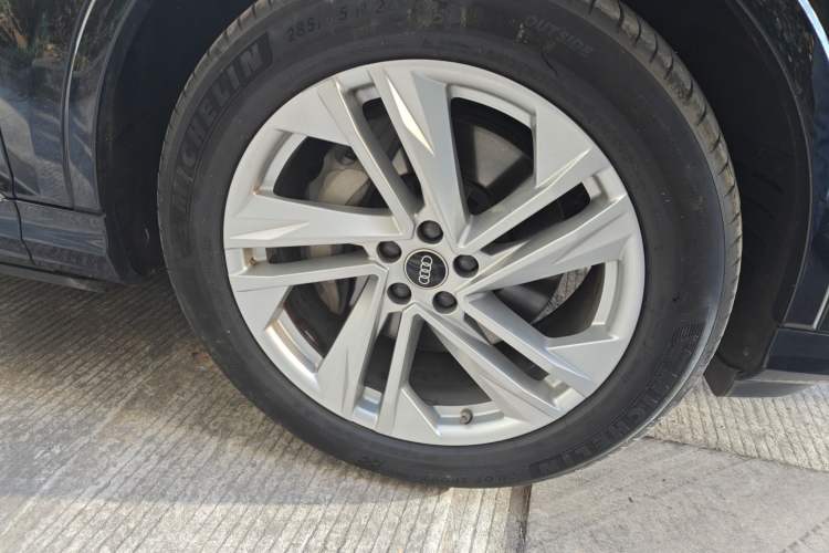 Used Audi Q7 2021 55 TFSI quattro S line Sport model Right Front Wheel Hub