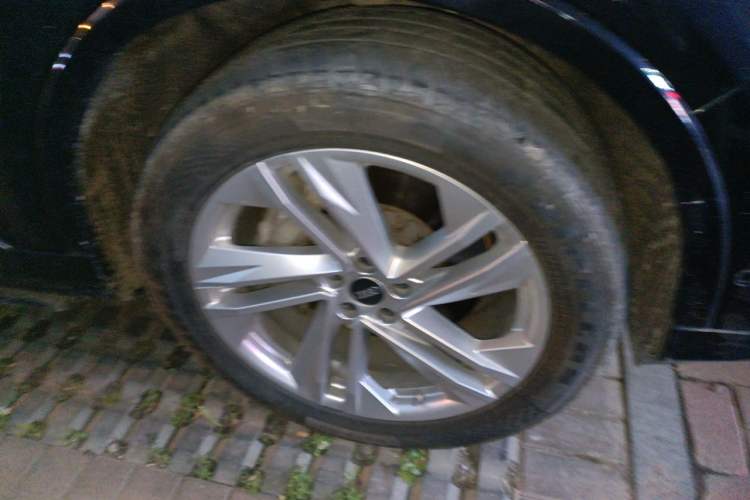 Used Audi Q7 2021 45 TFSI quattro S line Sport model Right Front Wheel Hub