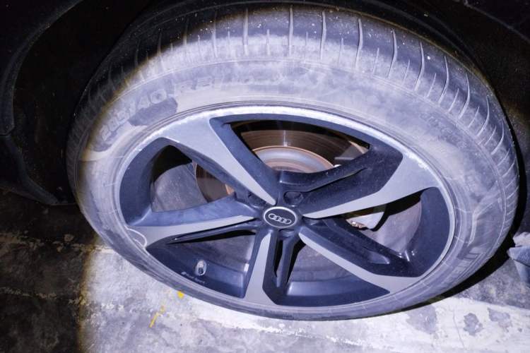 Used Audi Q7 2021 55 TFSI quattro S line Sport model Right Front Wheel Hub