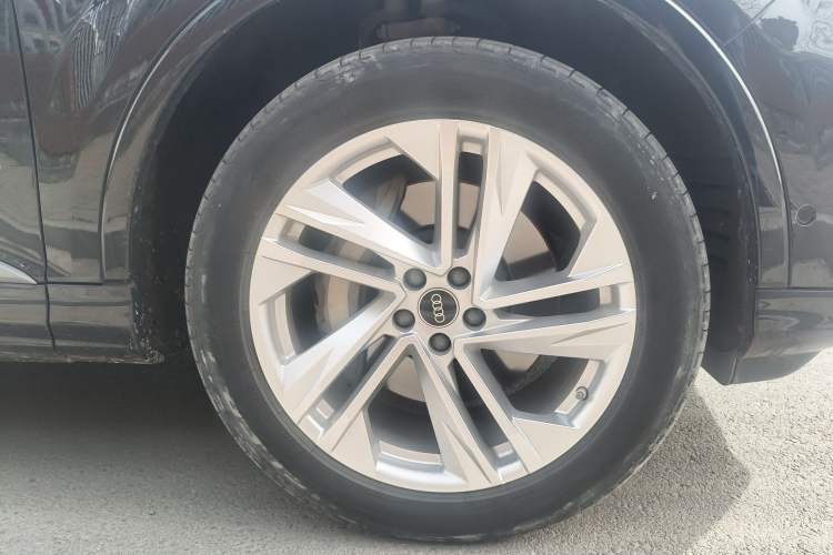 Used Audi Q7 2021 45 TFSI quattro S line Sport model Right Front Wheel Hub
