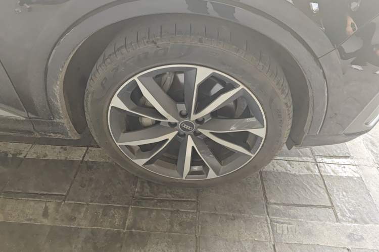 Used Audi Q7 2021 55 TFSI quattro S line Sport model Right Front Wheel Hub