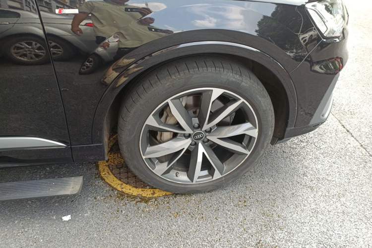 Used Audi Q7 2021 55 TFSI quattro S line Sport model Right Front Wheel Hub