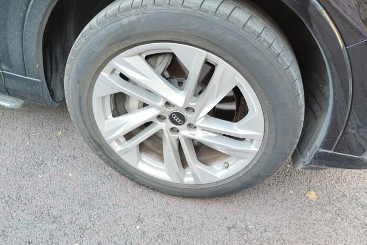 Used Audi Q7 2021 45 TFSI quattro S line Sport model Right Front Wheel Hub