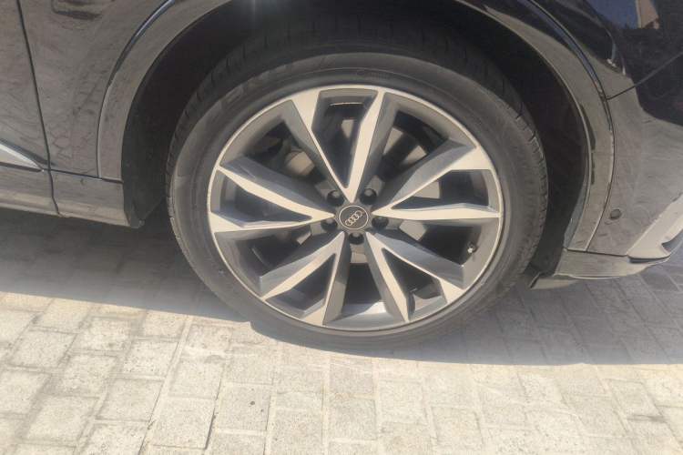 Used Audi Q7 2021 45 TFSI quattro S line Sport model Right Front Wheel Hub