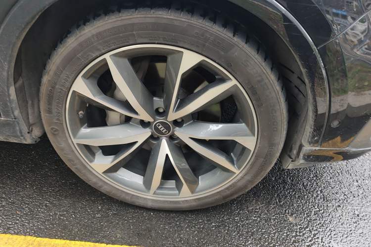 Used Audi Q7 2021 55 TFSI quattro S line Sport model Right Front Wheel Hub