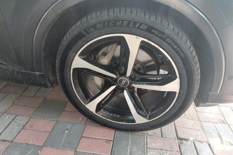 Used Audi Q7 2021 55 TFSI quattro S line Sport model Right Front Wheel Hub