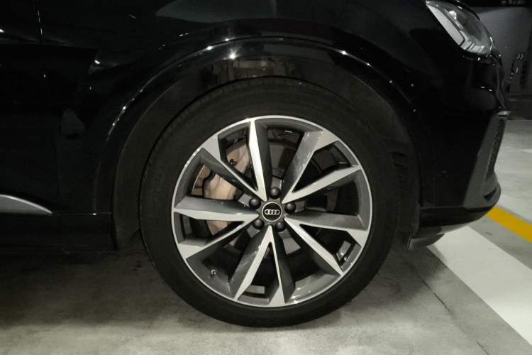 Used Audi Q7 2021 55 TFSI quattro S line Sport model Right Front Wheel Hub
