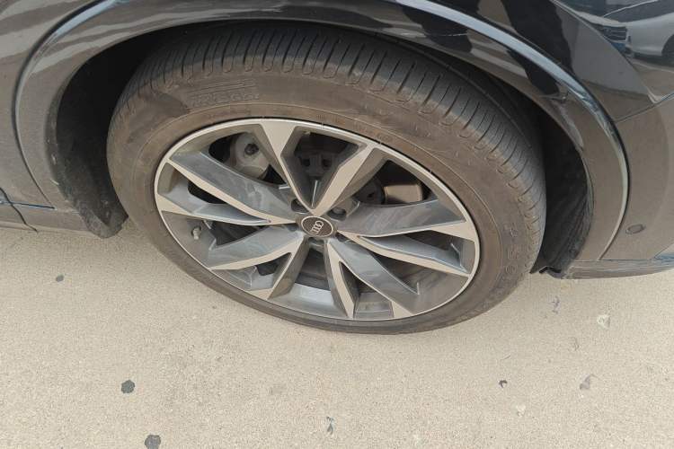 Used Audi Q7 2021 55 TFSI quattro S line Sport model Right Front Wheel Hub