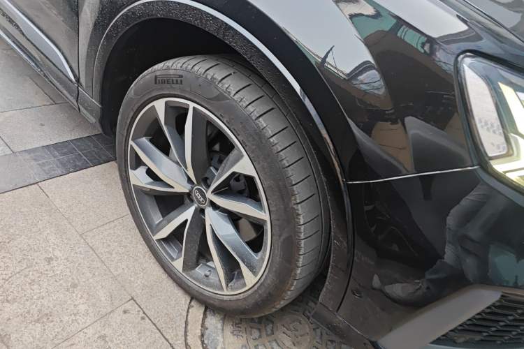 Used Audi Q7 2021 55 TFSI quattro S line Sport model Right Front Wheel Hub