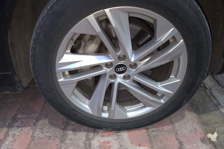 Used Audi Q7 2021 45 TFSI quattro S line Sport model Right Front Wheel Hub