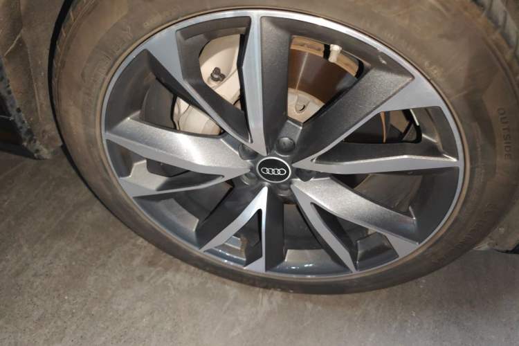 Used Audi Q7 2021 55 TFSI quattro S line Sport model Right Front Wheel Hub