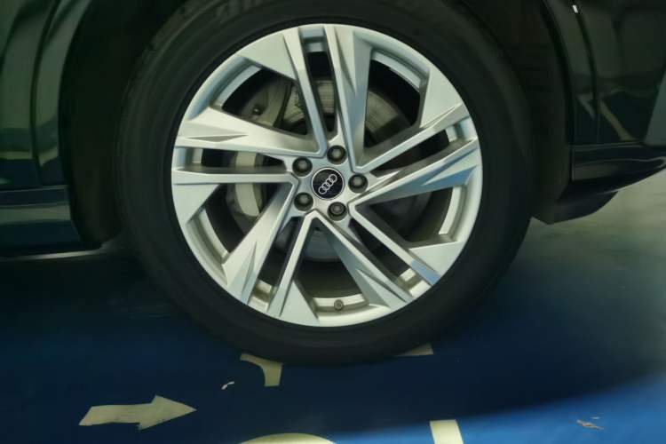 Used Audi Q7 2021 45 TFSI quattro S line Sport model Right Front Wheel Hub
