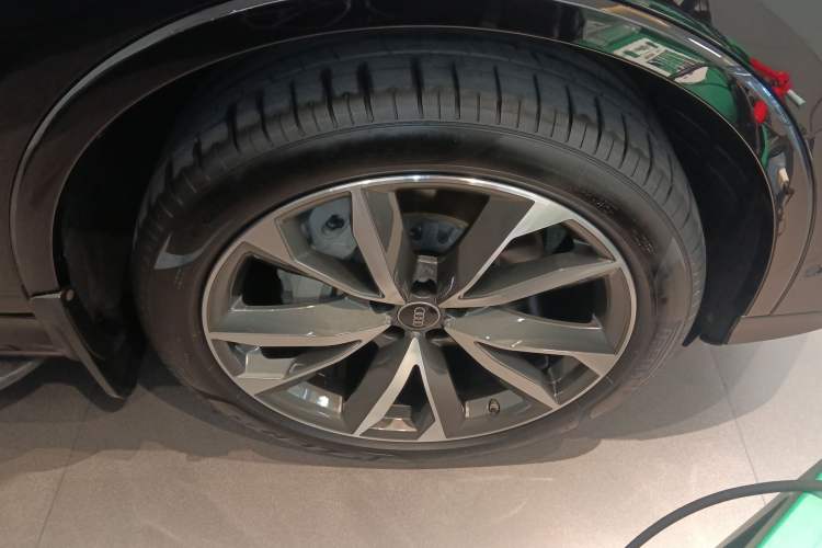 Used Audi Q7 2021 55 TFSI quattro S line Sport model Right Front Wheel Hub