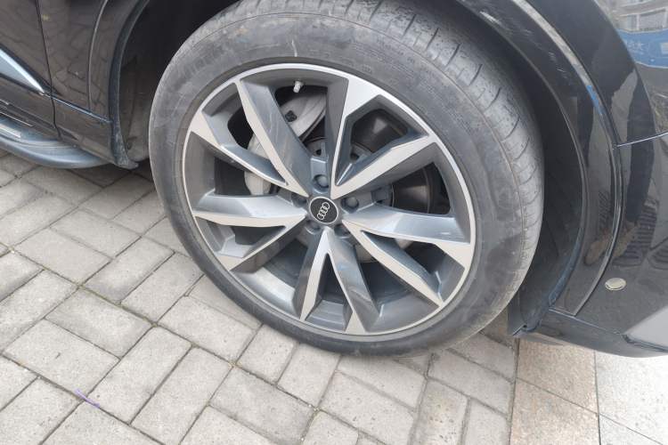 Used Audi Q7 2021 55 TFSI quattro S line Sport model Right Front Wheel Hub