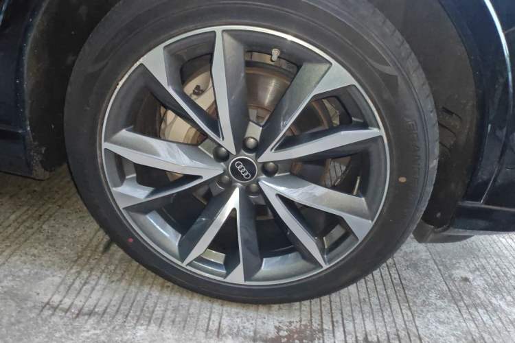 Used Audi Q7 2021 55 TFSI quattro S line Sport model Right Front Wheel Hub