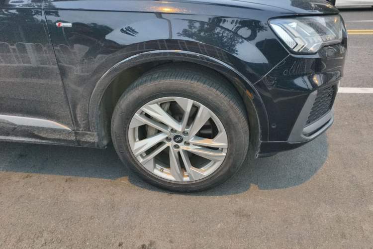 Used Audi Q7 2021 45 TFSI quattro S line Sport model Right Front Wheel Hub