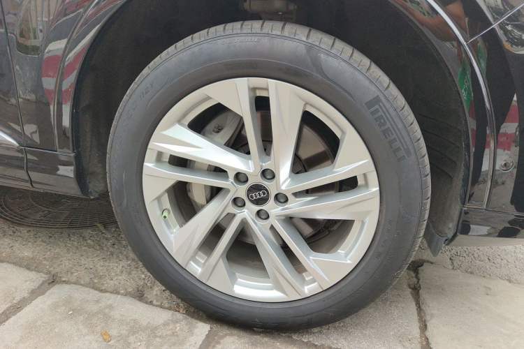 Used Audi Q7 2021 45 TFSI quattro S line Sport model Right Front Wheel Hub