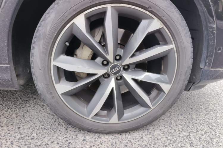 Used Audi Q7 2021 55 TFSI quattro S line Sport model Right Front Wheel Hub