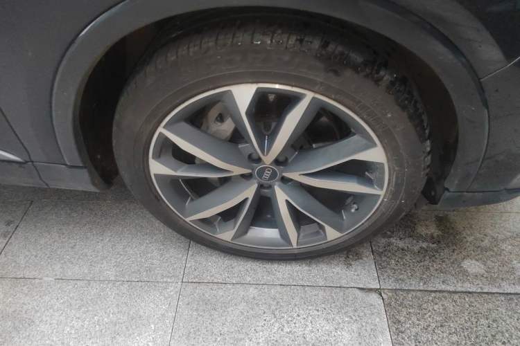 Used Audi Q7 2021 55 TFSI quattro S line Sport model Right Front Wheel Hub