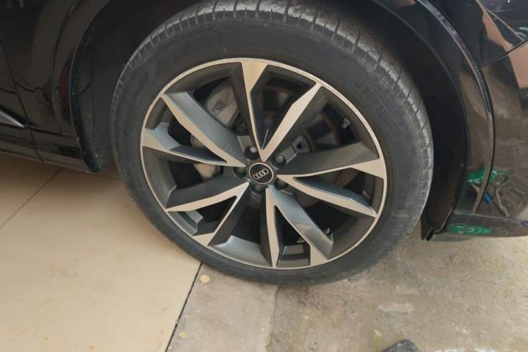 Used Audi Q7 2021 55 TFSI quattro S line Sport model Right Front Wheel Hub