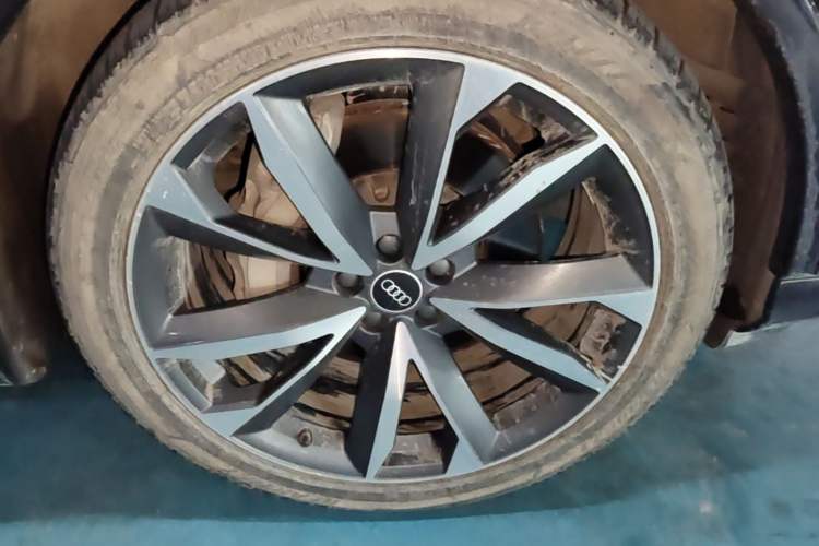 Used Audi Q7 2021 55 TFSI quattro S line Sport model Right Front Wheel Hub