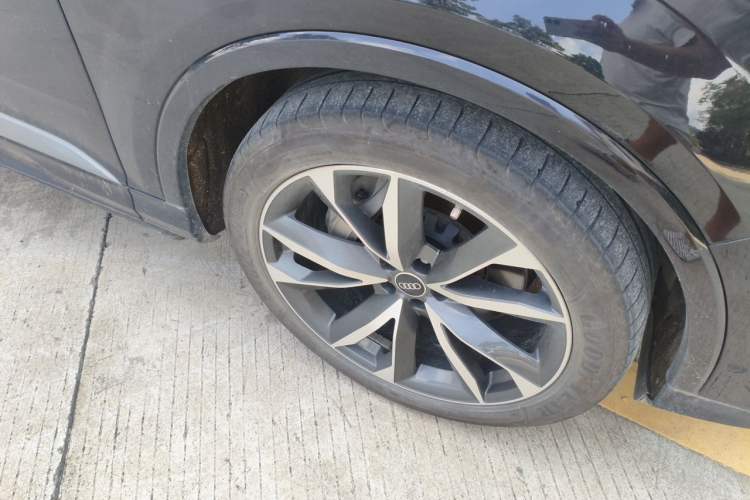 Used Audi Q7 2021 55 TFSI quattro S line Sport model Right Front Wheel Hub