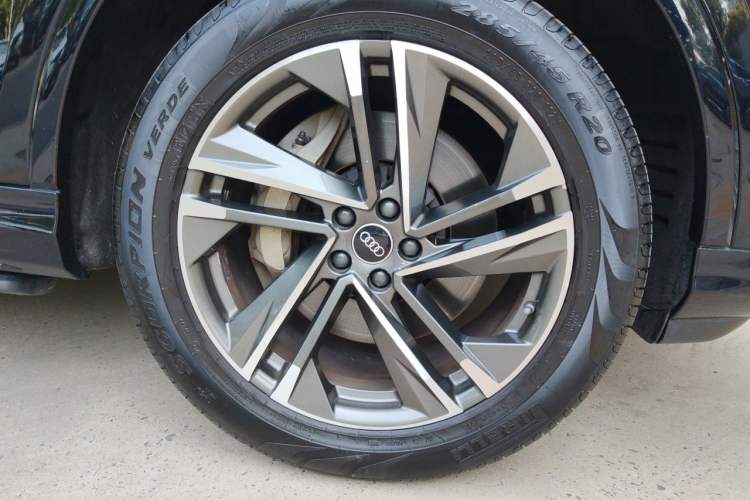 Used Audi Q7 2021 45 TFSI quattro S line Sport model Right Front Wheel Hub