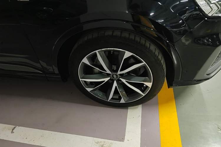 Used Audi Q7 2021 55 TFSI quattro S line Sport model Right Front Wheel Hub