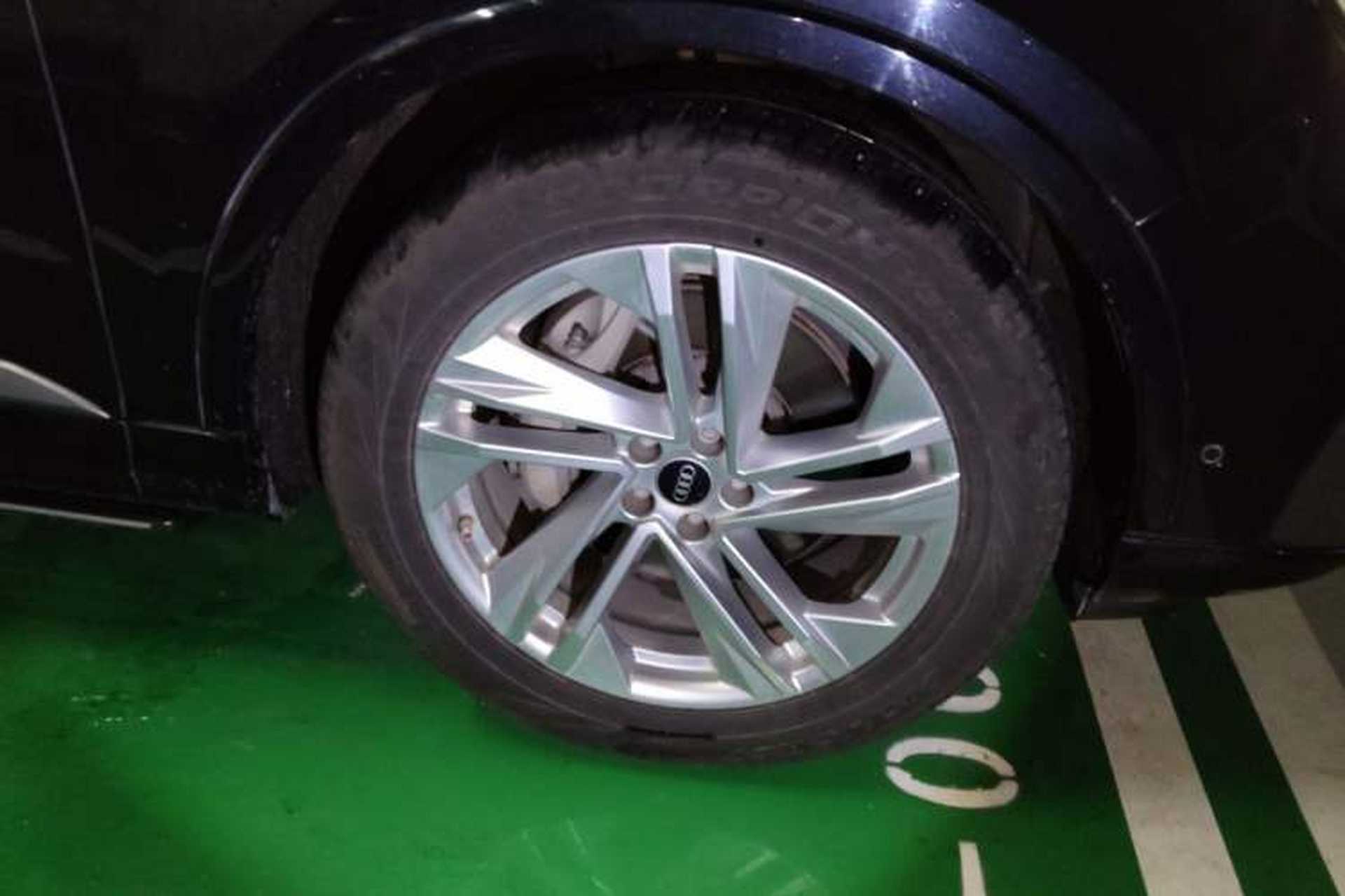 Used Audi Q7 2021 55 TFSI quattro S line Sport model Right Front Wheel Hub