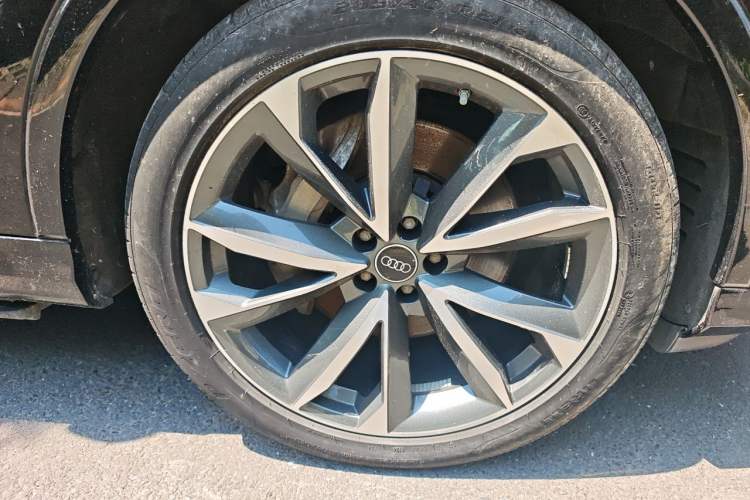 Used Audi Q7 2021 55 TFSI quattro S line Sport model Right Front Wheel Hub