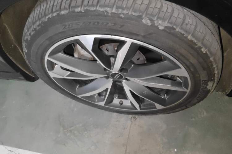 Used Audi Q7 2021 55 TFSI quattro S line Sport model Right Front Wheel Hub