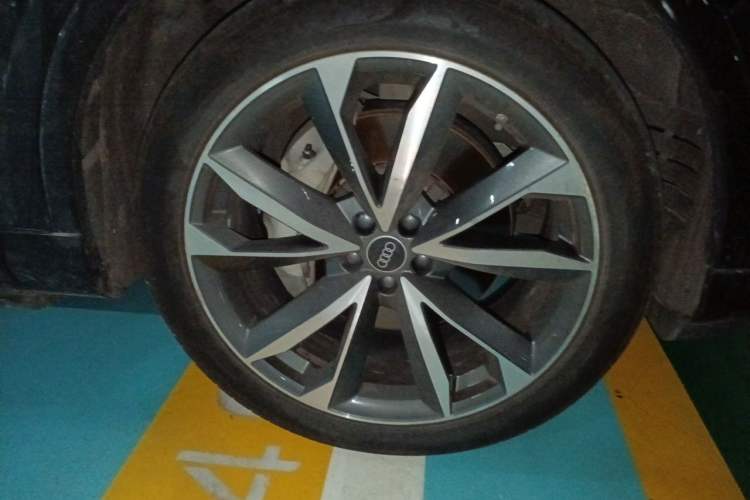 Used Audi Q7 2021 55 TFSI quattro S line Sport model Right Front Wheel Hub