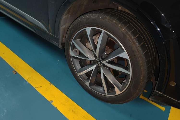 Used Audi Q7 2021 55 TFSI quattro S line Sport model Right Front Wheel Hub
