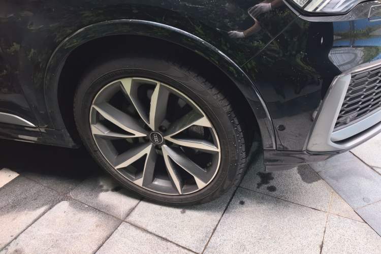 Used Audi Q7 2021 55 TFSI quattro S line Sport model Right Front Wheel Hub