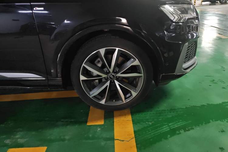 Used Audi Q7 2021 55 TFSI quattro S line Sport model Right Front Wheel Hub