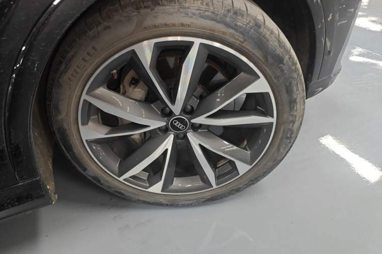 Used Audi Q7 2021 55 TFSI quattro S line Sport model Right Front Wheel Hub