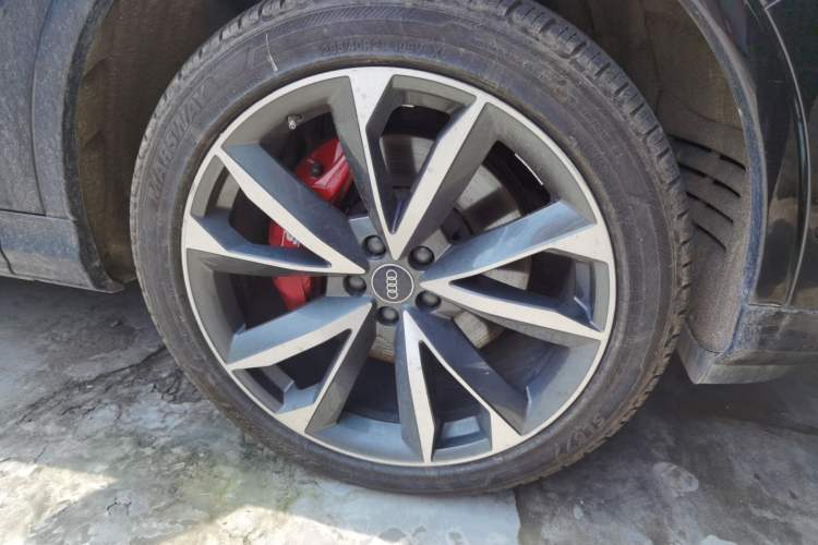 Used Audi Q7 2021 55 TFSI quattro S line Sport model Right Front Wheel Hub