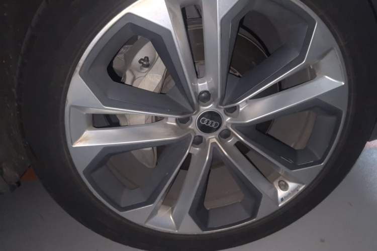 Used Audi Q7 2021 55 TFSI quattro S line Prestige Edition Right Front Wheel Hub