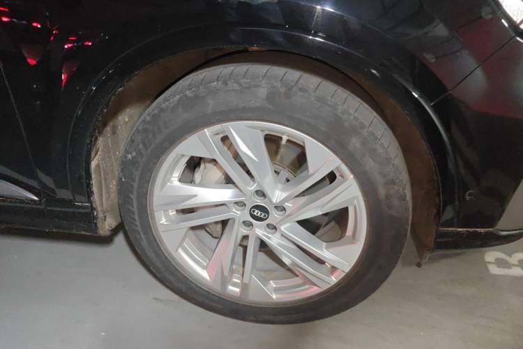 Used Audi Q7 2021 45 TFSI quattro S line Luxury Edition Right Front Wheel Hub