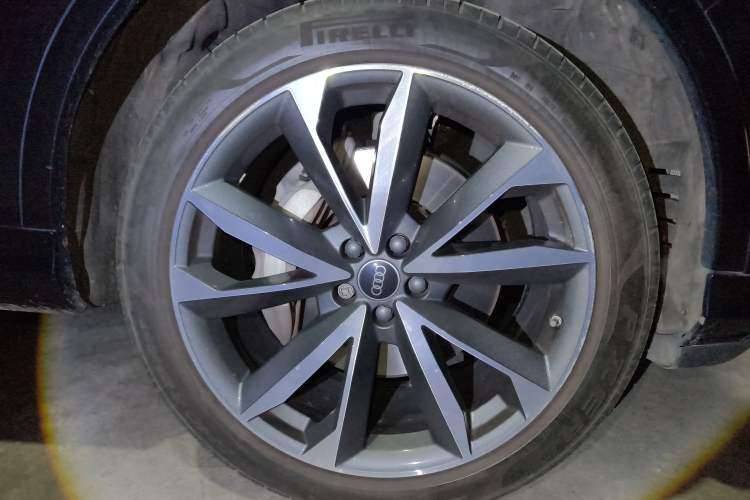 Used Audi Q7 2021 55 TFSI quattro S line Sport model Right Front Wheel Hub