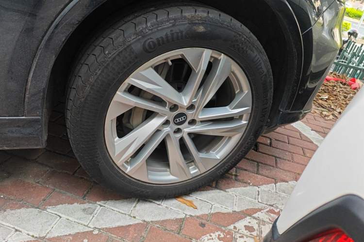 Used Audi Q7 2021 45 TFSI quattro S line Sport model Right Front Wheel Hub